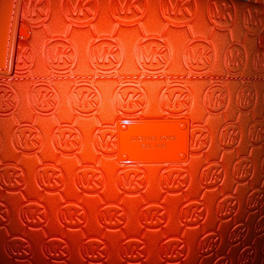 Pre loved Michael Kors quilted jet set Orange Embossed Tote Bag with wristlet - Picture 2 of 16
